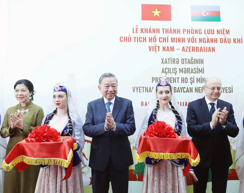 Vietnamese Party General Secretary To Lam (C) and his spouse Ngo Phuong Ly (L) cut the ribbon to inaugurate the remembrance room featuring the bond between late President Ho Chi Minh and the Vietnam – Azerbaijan oil and gas industry. (Photo: VNA)