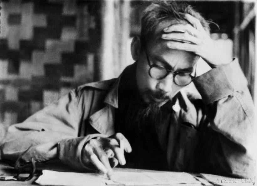President Ho Chi Minh works in Viet Bac during the resistance war against French colonialism. (Photo: VNA)