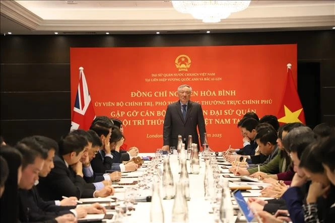 Standing Deputy Prime Minister Nguyen Hoa Binh speaks at his meeting with the Vietnamese Intellectual Society in the UK and Ireland (VIS) in London on March 16. (Photo: VNA)