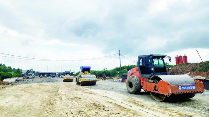 Dak Lak is speeding up construction progress of component project 3 of Khanh Hoa - Buon Ma Thuot expressway. (Photo: sggp.org.vn)