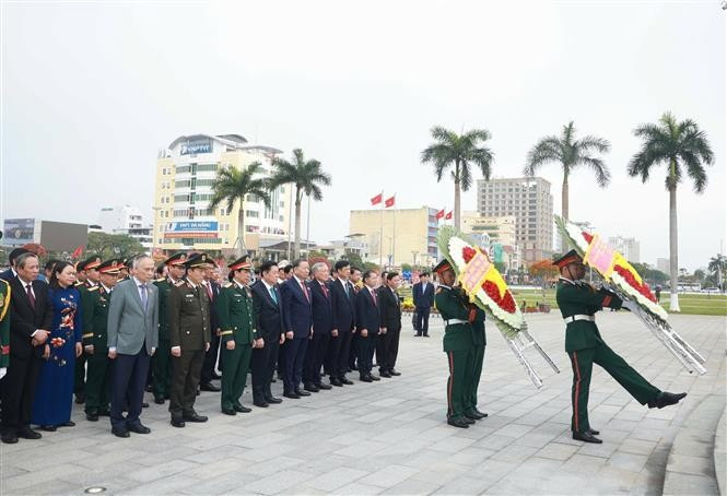 At the incense-offering ceremony (Photo: VNA)