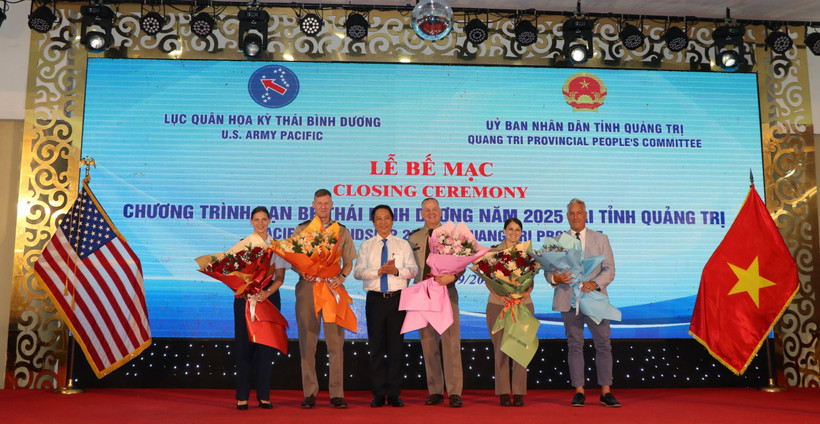 Quang Tri leaders present flowers to partners of the 2025 Pacific Partnership Programme. (Photo: VNA).