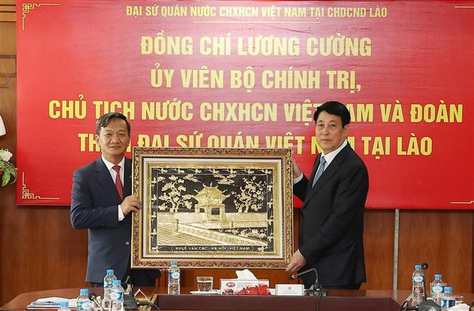 State President Luong Cuong presents a painting of Khue Van Cac (Constellation of Literature Pavilion) - part of The Temple of Literature to the Vietnamese Embassy in Laos. (Photo: VNA)