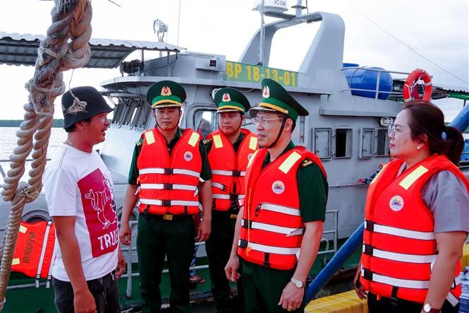 Soc Trang border guards popularise IUU fishing prevention and control regulations to local fishermen. (Photo: VNA)