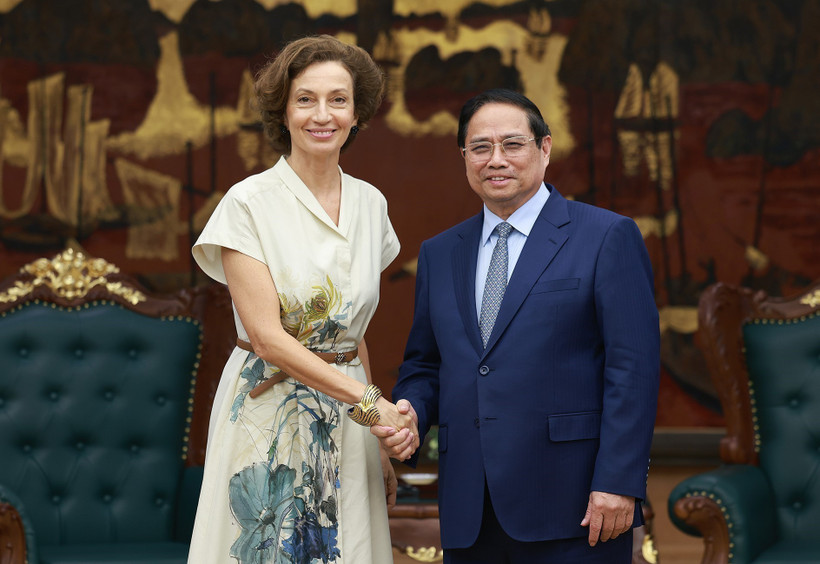 Prime Minister Pham Minh Chinh (R) receives Director-General of the United Nations Educational, Scientific and Cultural Organisation (UNESCO) Audrey Azoulay in Hanoi on June 28 (Photo: VNA)