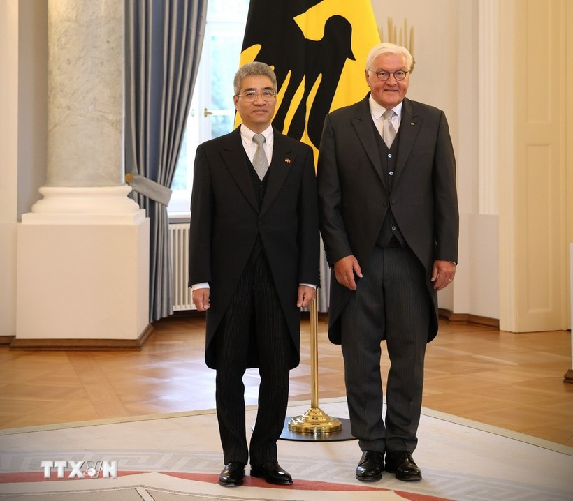 German President Frank-Walter Steinmeier (R) and Vietnamese Ambassador to Germany Nguyen Dac Thanh at the ceremony at the Bellevue Palace in Berlin on August 27. (Photo: VNA)