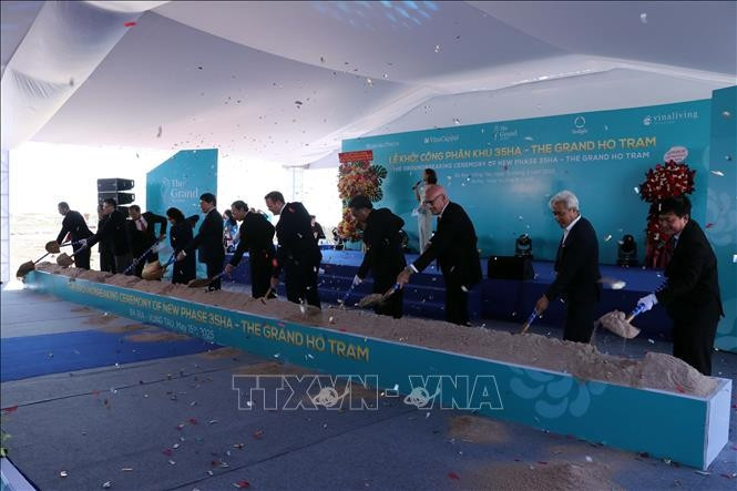Delegates at the groundbreaking ceremony. (Photo: VNA)