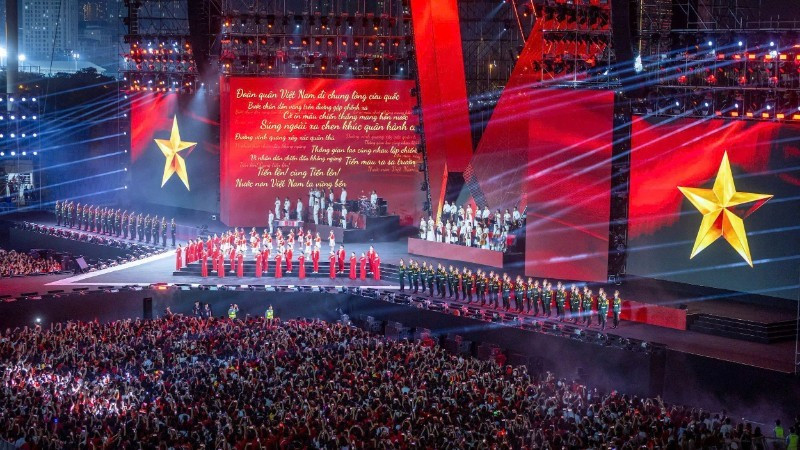 “To quoc trong tim” concert turns My Dinh National Stadium into a sea of red with more than 50,000 attendees (Photo: nhandan.vn)