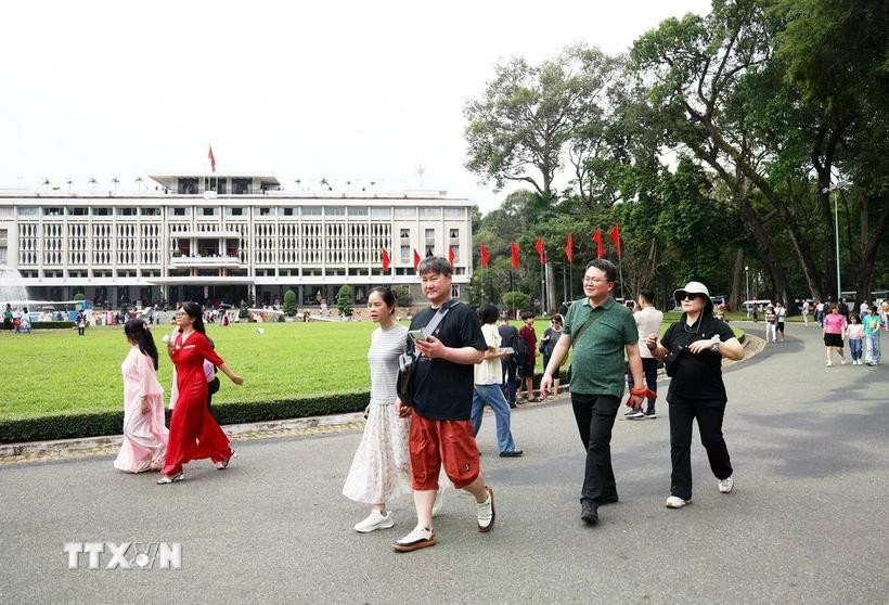Tourists visit the Independence Palace in Ho Chi Minh City. (Photo: VNA)