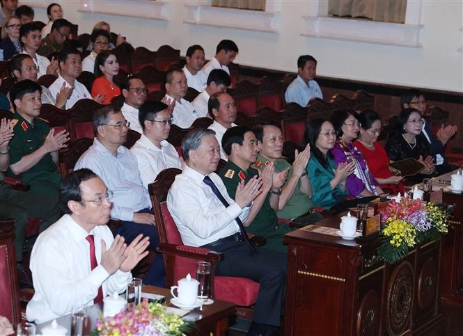 Party General Secretary To Lam and officials attend the “Ban giao huong hoa binh” (symphony of peace) concert on April 21 evening. (Photo: VNA)