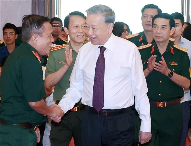 Party General Secretary To Lam (in white), Secretary of the Central Military Commission, meets with a delegation of heroes and veterans from various forces directly taking part in the Ho Chi Minh Campaign in 1975 (Photo: VNA)