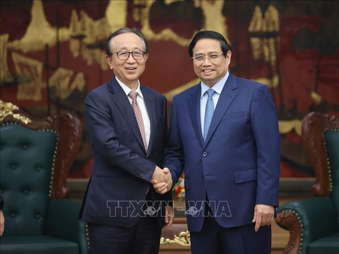 Prime Minister Pham Minh Chinh (R) hosts a reception for Hironori Kamezawa, CEO of Japan’s Mitsubishi UFJ Financial Group, in Hanoi on August 7. (Photo: VNA)
