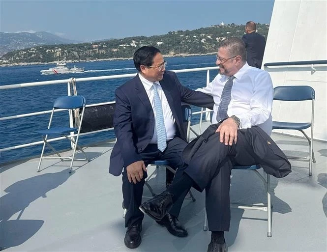 Prime Minister Pham Minh Chinh (left) and Costa Rican President Rodrigo Chaves on the sidelines of the 3rd United Nations Ocean Conference in Nice, France, on June 8 (local time). (Photo: VNA)