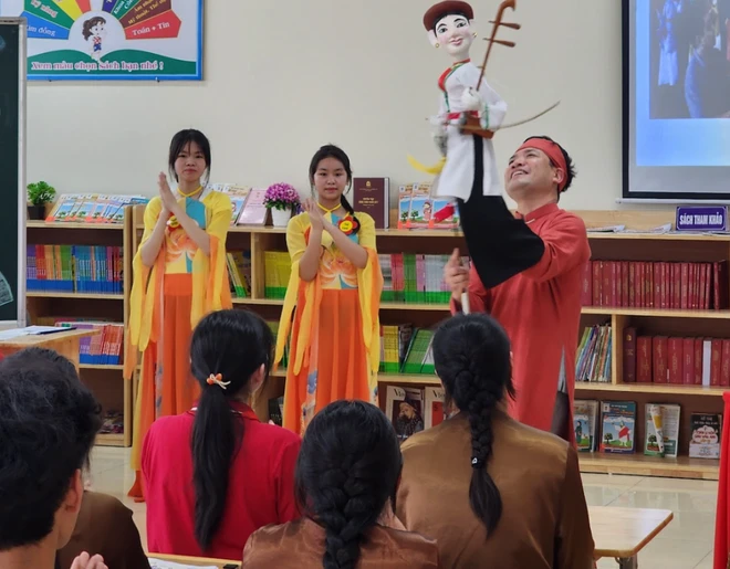 Unlike water puppetry, which requires a dedicated water stage, original “dry” puppetry can be performed anywhere. (Photo: VietnamPlus)