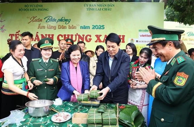 State President Luong Cuong participates in making "banh chung" as part of his pre-Tet visit to Lai Chau on January 9. (Photo: VNA)