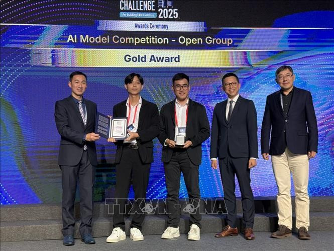 Engineer Luong Duc Long of Viettel Group (second, right) and Nguyen Hoang Vu, AI engineer and CEO of AIZ startup company (third, right) receive gold award at The Global AI Challenge for Building E&M Facilities 2025. (Photo: VNA)