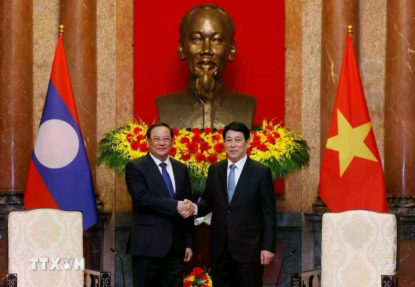 State President Luong Cuong (right) receives Prime Minister of Laos Sonexay Siphandone on the sidelines of P4G Summit in Hanoi on April 17. (Photo: VNA)