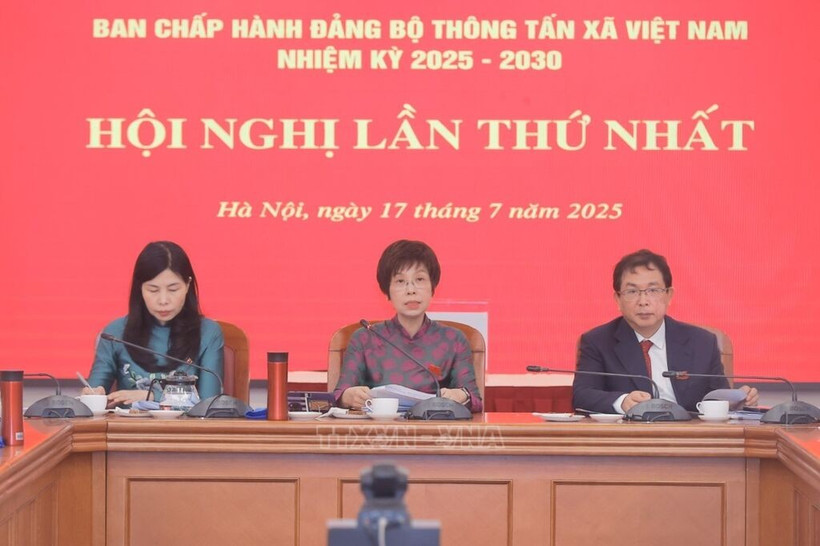 VNA General Director and Secretary of the VNA's Party Committee Vu Viet Trang (centre), VNA Deputy General Director and Standing Deputy Secretary of the Party Committee Nguyen Tuan Hung (right), and full-time Deputy Secretary Do Thi Trang at the first meeting of the VNA's 27th Party Committee on July 17. (Photo: VNA)