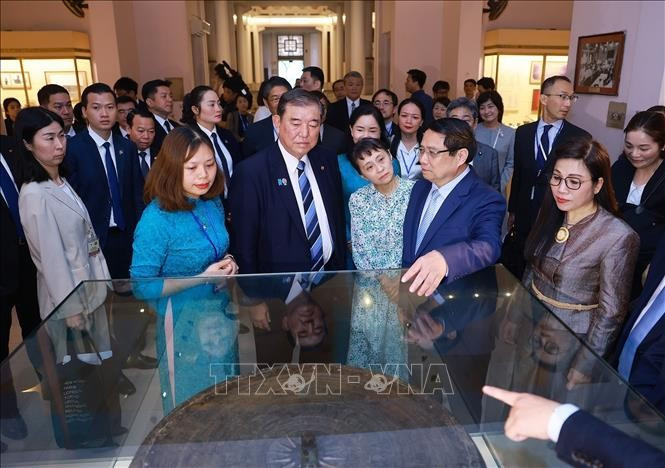 Prime Minister Pham Minh Chinh (second from right) and Japanese Prime Minister Ishiba Shigeru (C) and their spouses visit the Vietnam National Museum of History. (Photo: VNA)