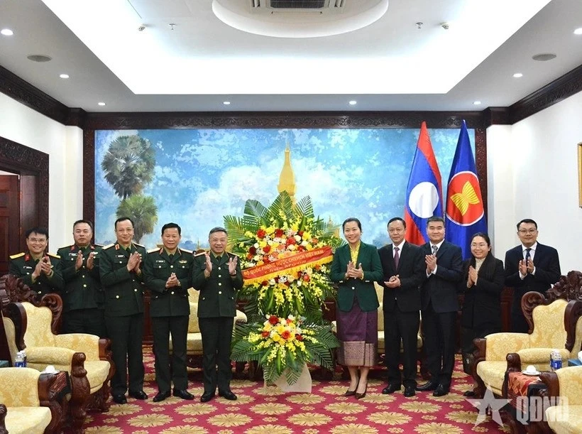 The Vietnamese delegation congratulates the Lao Embassy on the LPRP's 70th anniversary. (Photo: qdnd.vn)