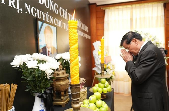Party General Secretary and President of Laos Thongloun Sisoulith pays tribute to former State President Tran Duc Luong at the Vietnamese Embassy in Laos. (Photo: VNA)