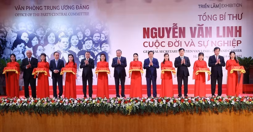 Party General Secretary To Lam (C) and other delegates cut the ribbon to launch the exhibition (Photo: VNA)