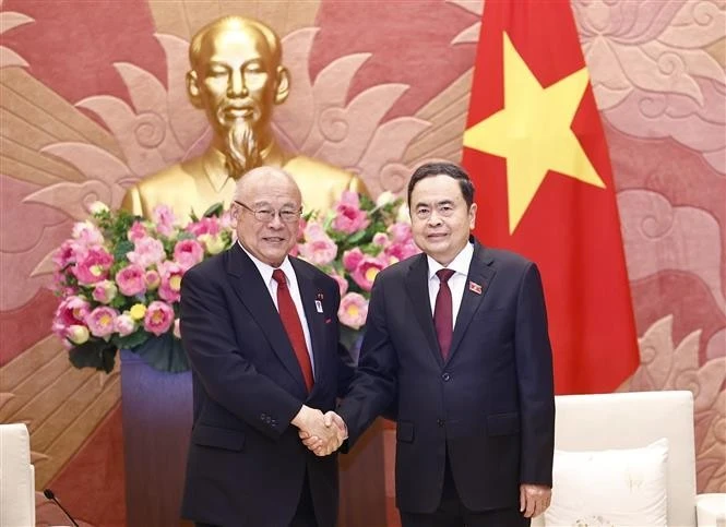 NA Chairman Tran Thanh Man (right) and Takebe Tsutomu, Special Advisor of the Japan-Vietnam Parliamentary Friendship Alliance. (Photo: VNA)