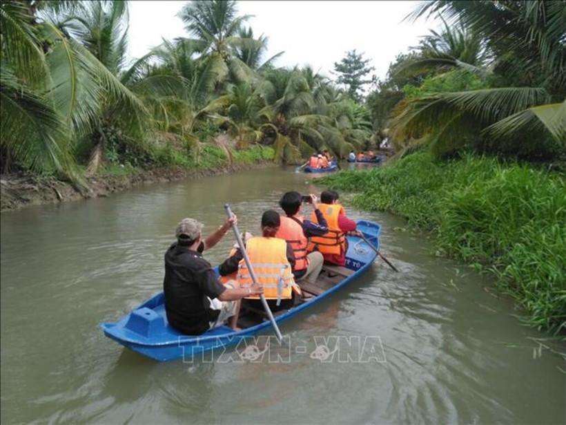 Travellers in a boat tour in the Mekong Delta province of Tien Giang (Photo: VNA)