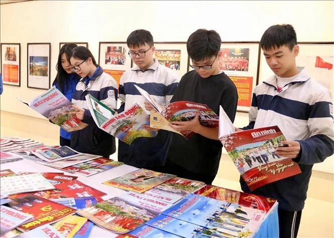 Students visit the exhibition. (Photo: VNA)