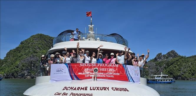 The guests pose for a group photo as part of their trip around Lan Ha Bay in Hai Phong on July 17. (Photo: VNA)