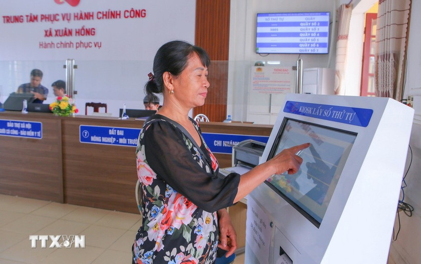 At a public administrative service centre in Ninh Binh province (Photo: VNA)
