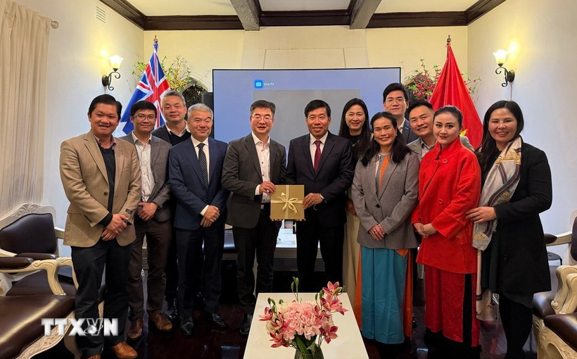 Deputy Minister of Foreign Affairs Nguyen Manh Cuong (fifth from left) pictures with the VietNEST project team and several representatives of the Vietnamese community in Sydney. (Photo: VNA)