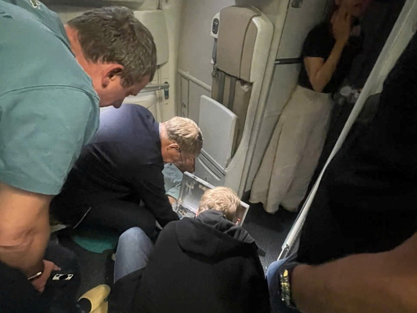 Russian medical team aids passenger during Vietnam Airlines flight. (Photo: Vietnam Airlines)