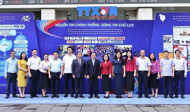 Vice Chairman of the Party Central Committee’s Commission for Information, Education and Mass Mobilisation Lai Xuan Mon pose for a photo with VNA's leaders and staff. (Photo: VNA)