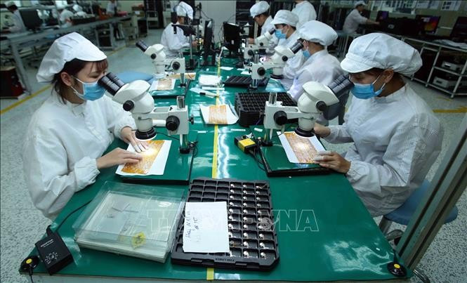 Production of electronic components at 4P Co., Ltd. in Hai Phong city, (Photo: VNA)
