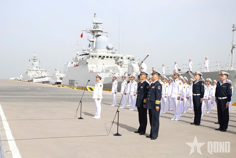 Vietnamese and Chinese naval officers and sailors prepare for a joint patrol. (Photo: qdnd.vn)