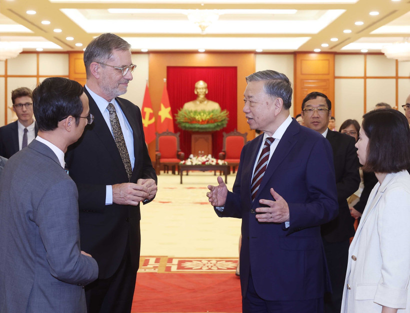 Party General Secretary To Lam receives French Ambassador to Vietnam Olivier Brochet in Hanoi on April 17. (Photo: VNA)