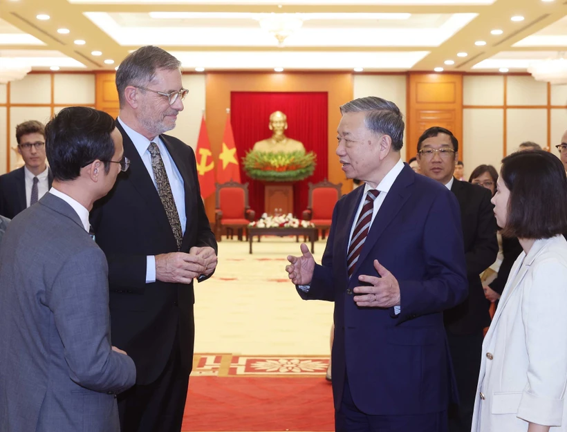 Party General Secretary To Lam receives French Ambassador to Vietnam Olivier Brochet in Hanoi on April 17. (Photo: VNA)