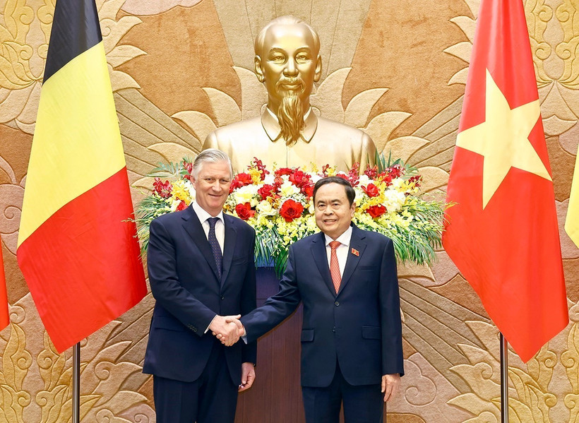 National Assembly Chairman Tran Thanh Man (R) hosts visiting King Philippe of Belgium in Hanoi on April 1 (Photo: VNA)