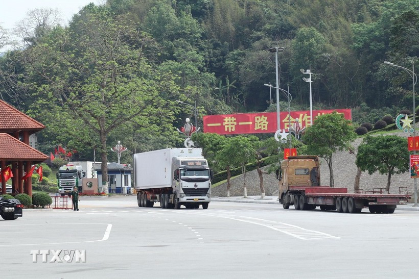 Vehicles carrying imports and exports at Huu Nghi International Border Gate in Lang Son province. (Photo: VNA)