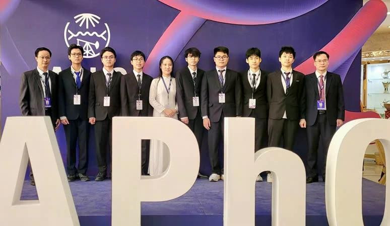 The Vietnamese team at the 2025 APhO, which is held in Dhahran, Saudi Arabia. (Photo: VNA)