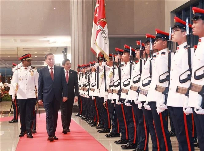 General Secretary of the Communist Party of Vietnam (CPV) Central Committee To Lam (first) and Singaporean Prime Minister and Secretary-General of the ruling People's Action Party (PAP) Lawrence Wong review the Guard of Honour of Singapore at the welcome ceremony on March 12. (Photo: VNA)