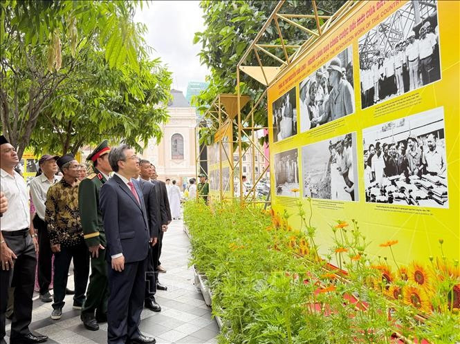 At the exhibition (Photo: VNA)