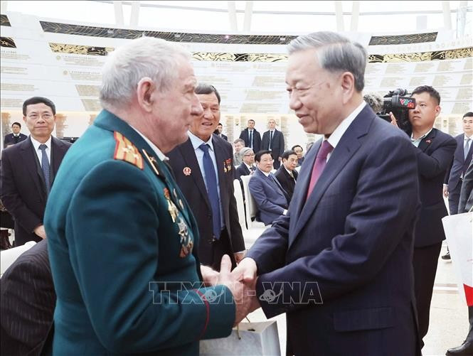 Party General Secretary To Lam shakes hands with a Belarusian veteran with outstanding contributions to Vietnam. (Photo: VNA)
