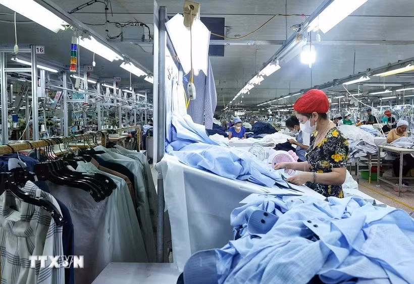 Workers make garment products for export. (Photo: VNA)