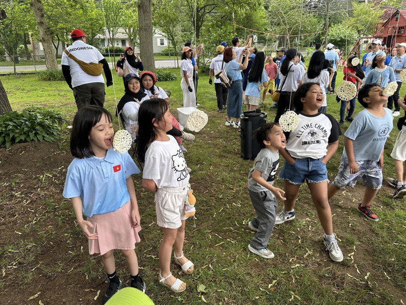 Children participate in a game at the ASEAN Family Day 2025 (Photo: VNA)