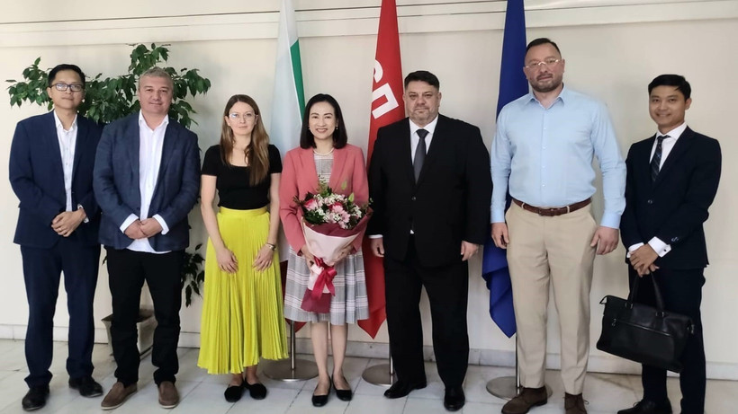 From left: Vietnamese Ambassador to Bulgaria Nguyen Thi Minh Nguyet (4th), Chairman of the Bulgarian Socialist Party and Deputy Prime Minister of Bulgaria Atanas Zafirov (5th), and other delegates at the meeting (Photo: VNA)