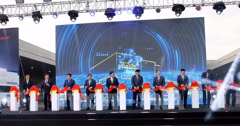 Delegates cut the ribbon to inaugurate the Thanh Cong Viet Hung automobile manufacturing plant (Photo: VNA)