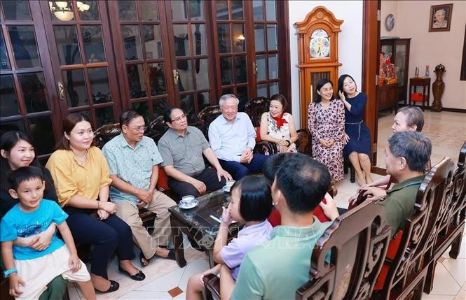 At the residence of the family of late Chairman of the Council of Ministers Pham Hung. (Photo: VNA)