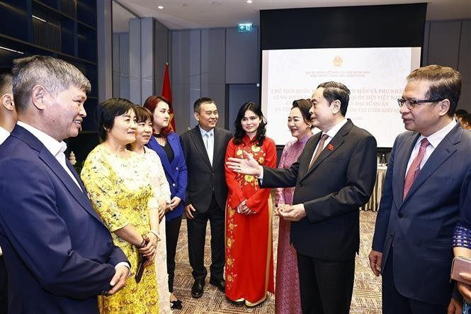National Assembly Chairman Tran Thanh Man (seconnd from right) talks to representatives of the Vietnamese community in Uzbekistan at the meeting. (Photo: VNA)